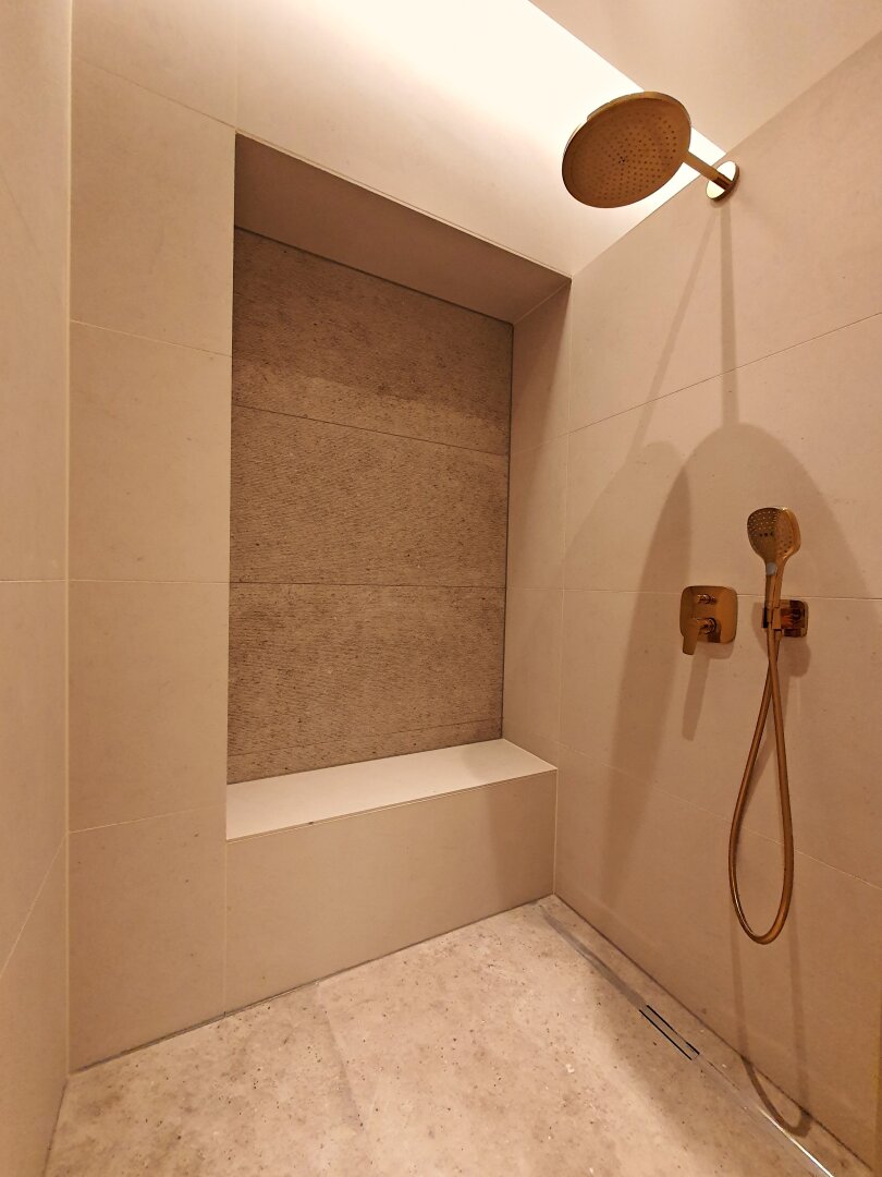 Badewanne und Dusche