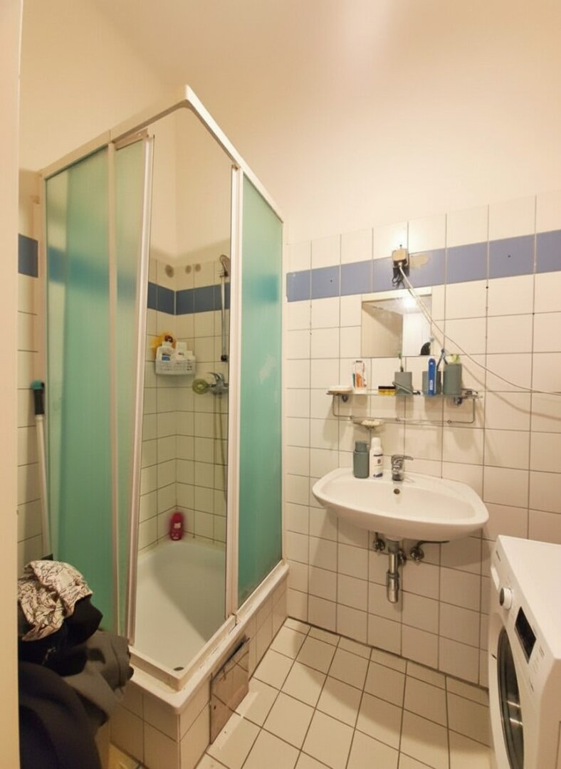 Bad mit Dusche und WM-Anschluss  (Wohnung 1)