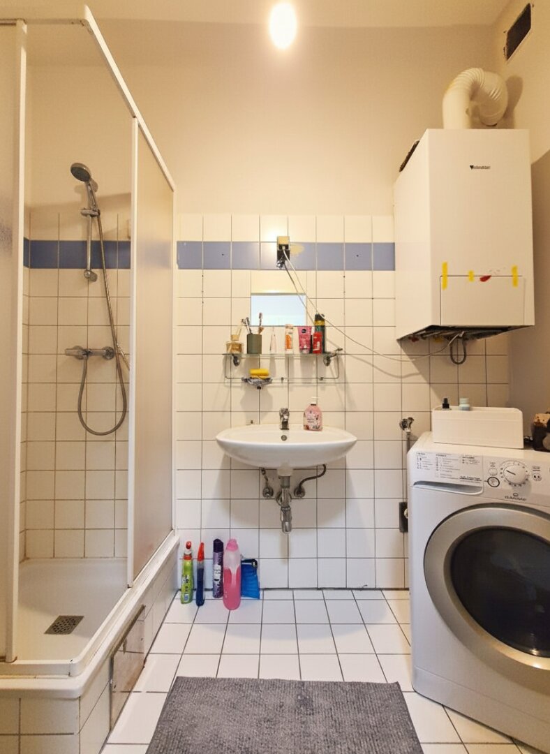 Badezimmer mit Dusche und WM-Anschluss