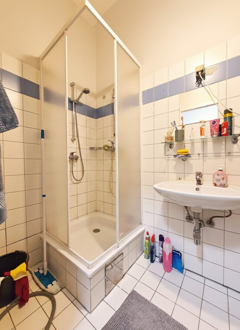 Badezimmer mit Dusche und WM-Anschluss