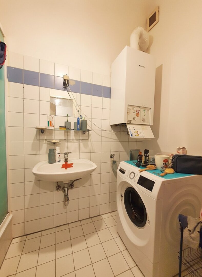 Bad mit Dusche und WM-Anschluss