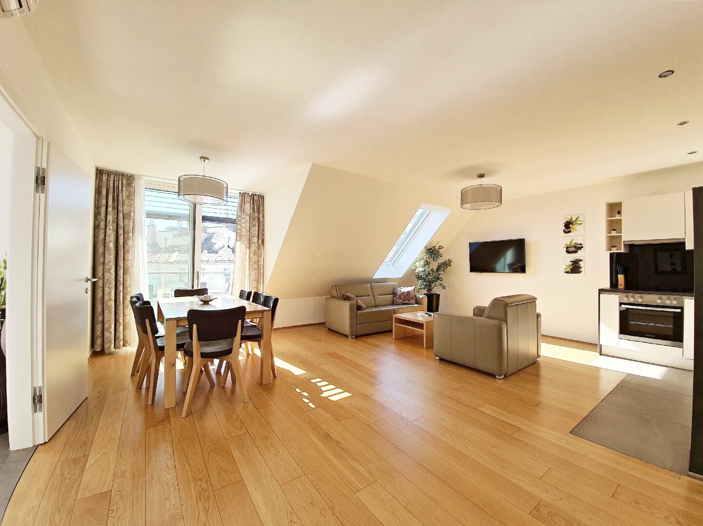 Große Wohnküche ca. 35m² plus 10m² Balkon