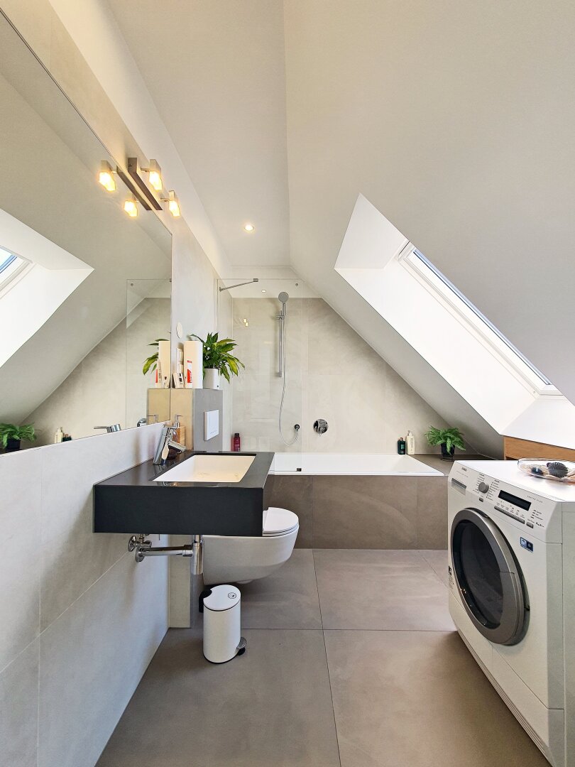 Badezimmer #2 mit Tageslicht: Markenarmaturen!