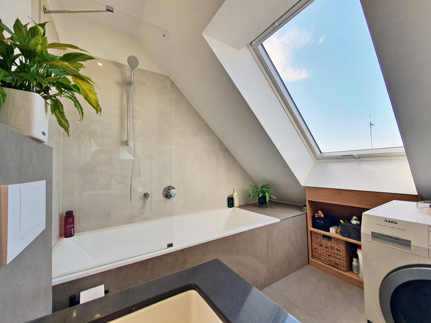 Badezimmer #2 mit Tageslicht: Markenarmaturen!