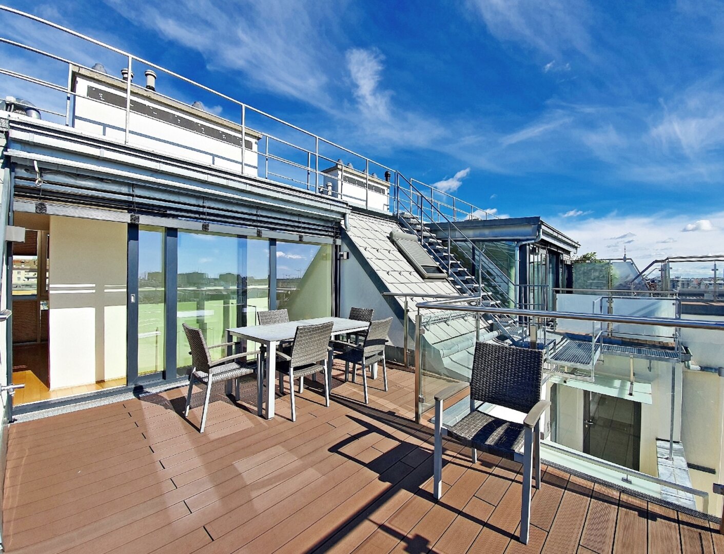 große Terrasse ca. 16 m² mit Weitblick (Ebene 2)