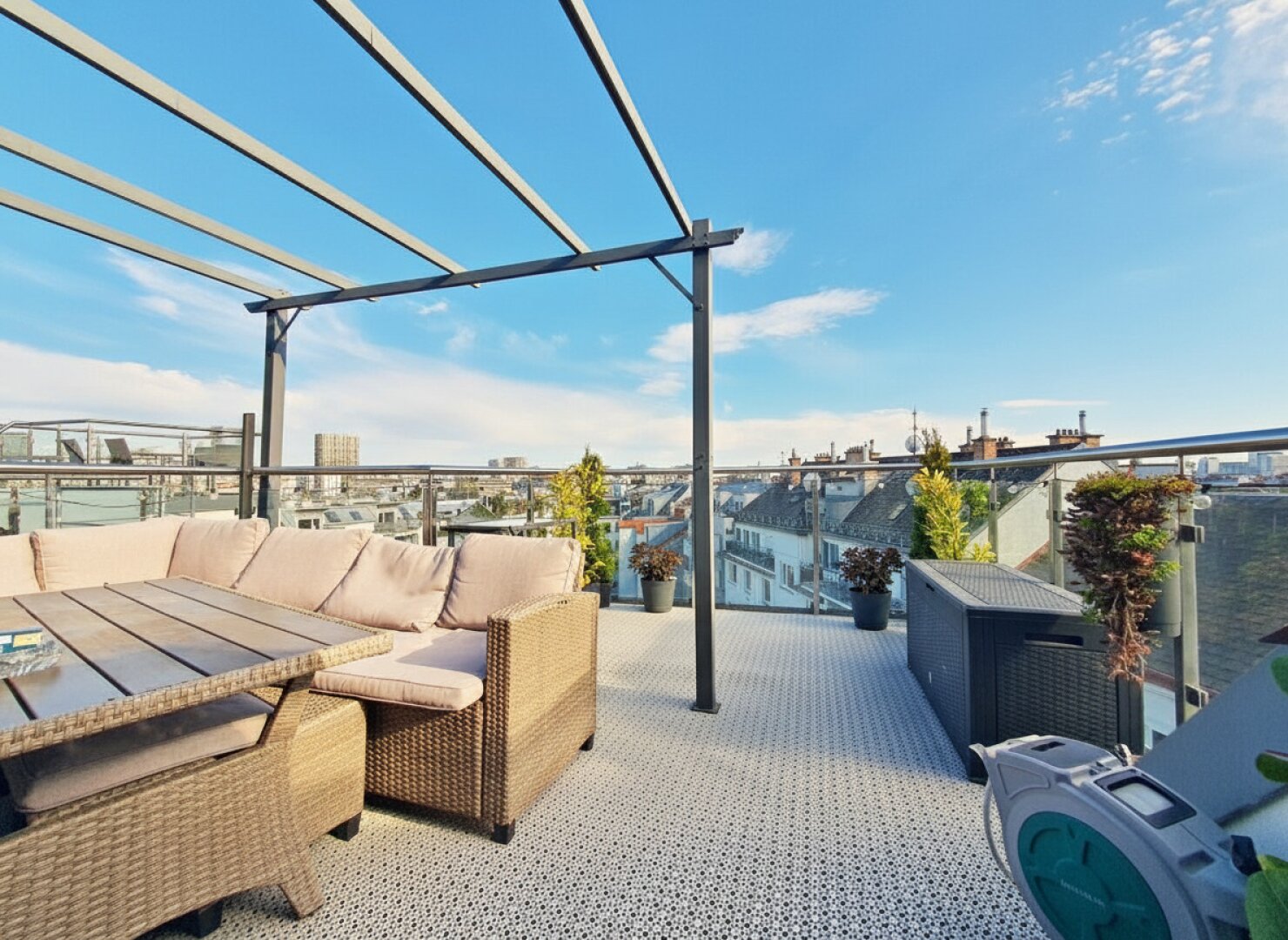 große Terrasse ca. 16 m² mit Weitblick (Ebene 2)