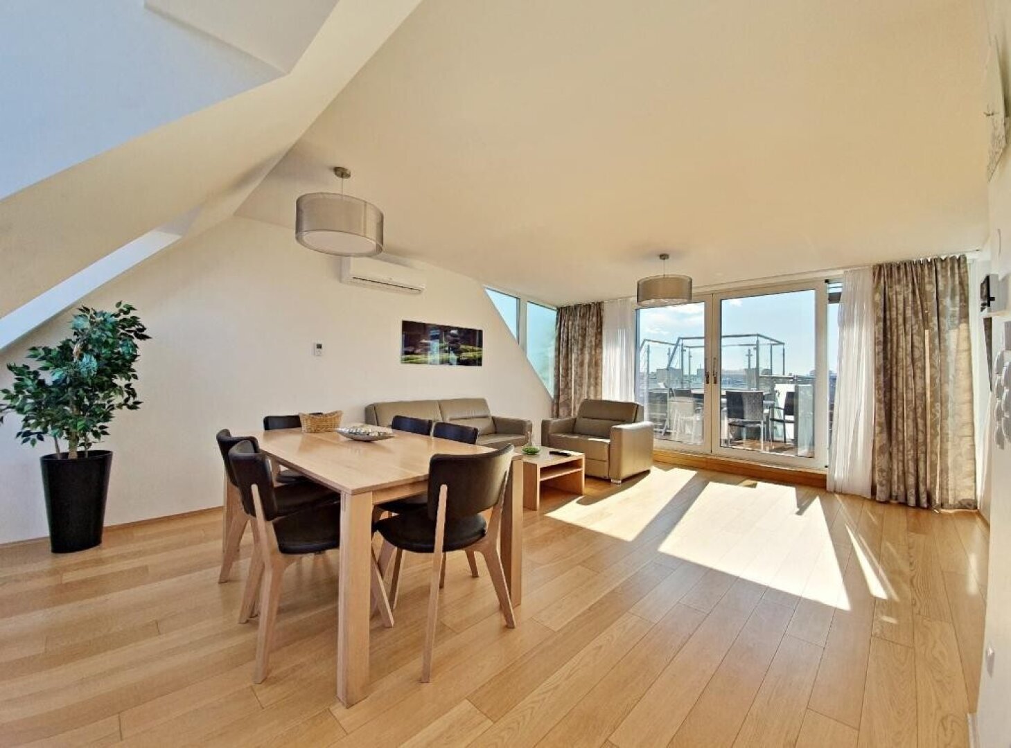 große Wohnküche mit Balkon Ausgang