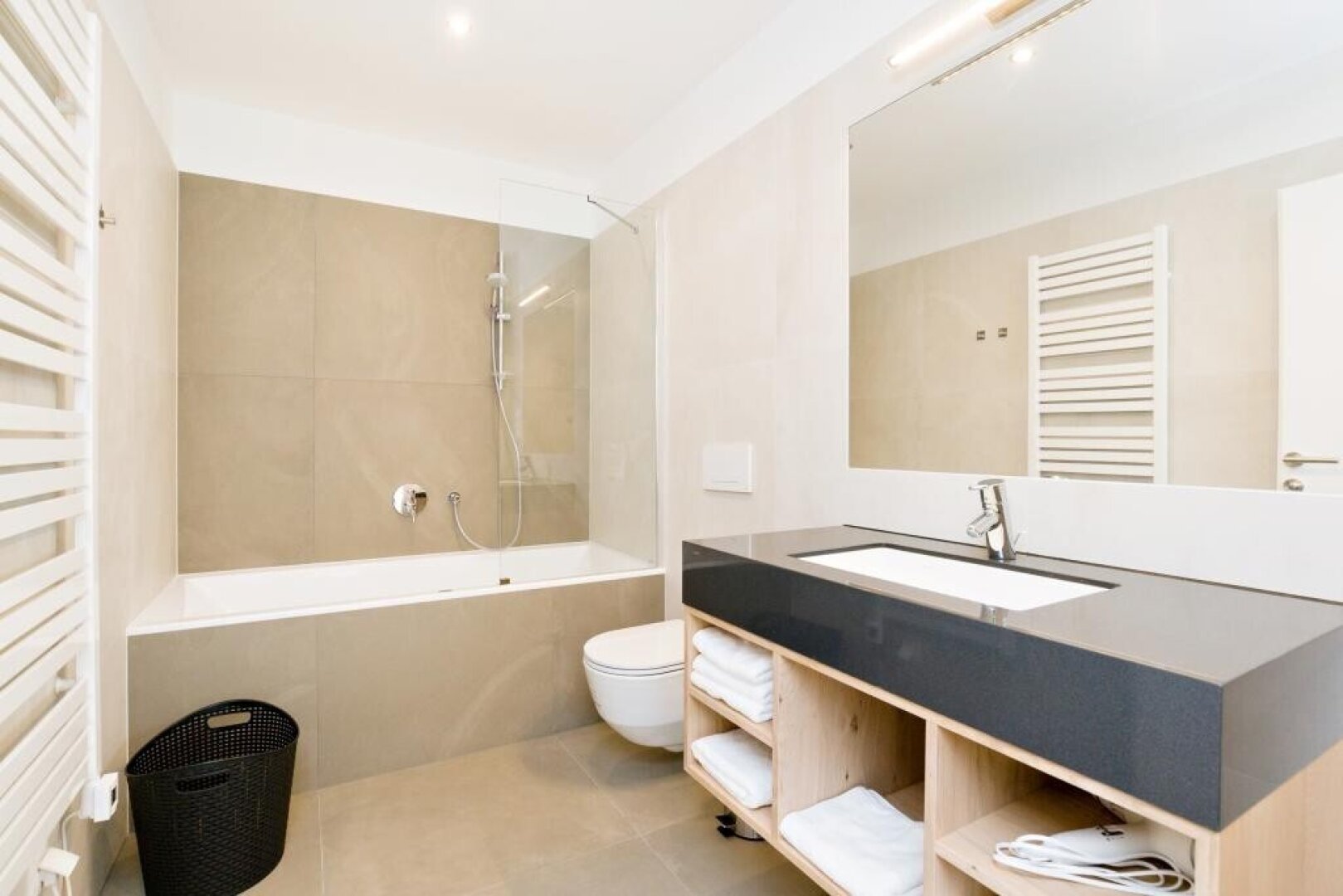 hochwertiges Bad mit Wanne und Markenarmaturen!