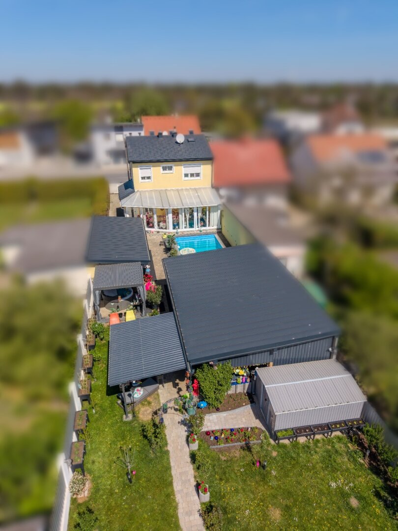 + EINFAMILIENHAUS / Grenze Deutsch Wagram + Grundstück 774m² + BEHEIZTER POOL MIT ÜBERDACHUNG  + GARAGE + CARPORT  + NÄHE S-BAHN +