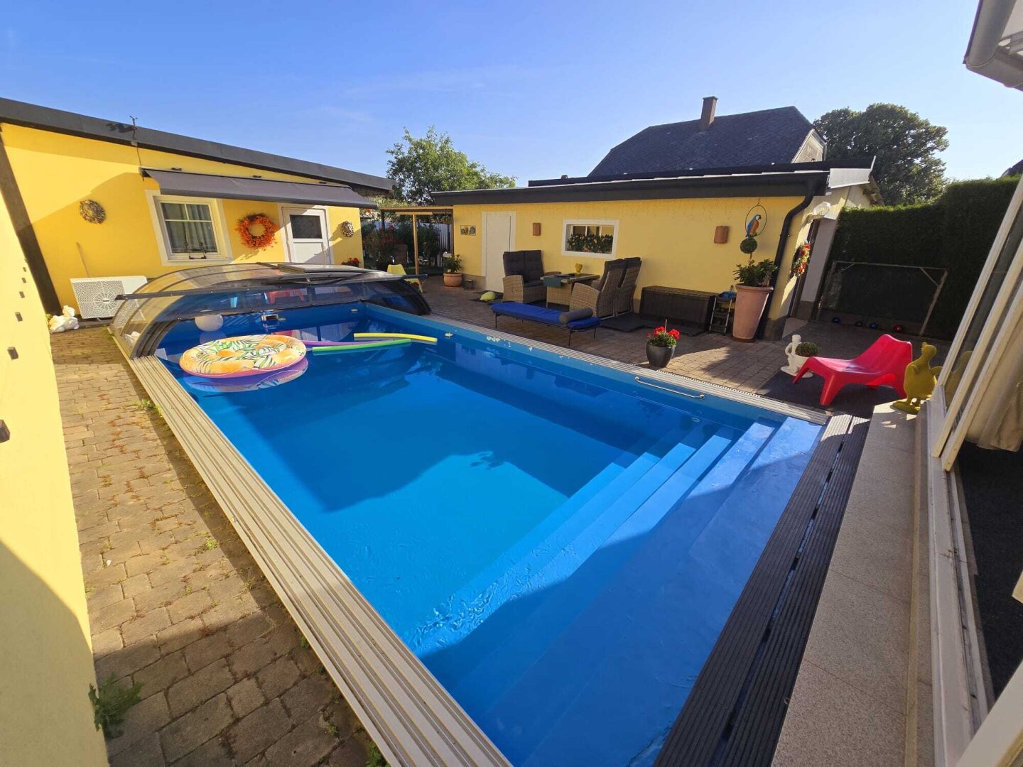 + EINFAMILIENHAUS / Grenze Deutsch Wagram + Grundstück 774m² + BEHEIZTER POOL MIT ÜBERDACHUNG  + GARAGE + CARPORT  + NÄHE S-BAHN +