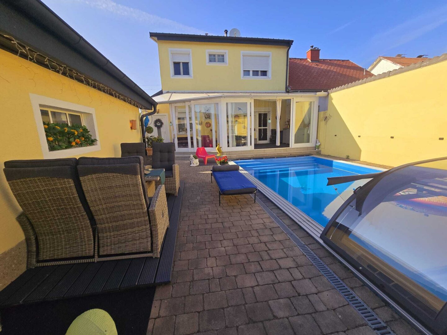 + EINFAMILIENHAUS / Grenze Deutsch Wagram + Grundstück 774m² + BEHEIZTER POOL MIT ÜBERDACHUNG  + GARAGE + CARPORT  + NÄHE S-BAHN +