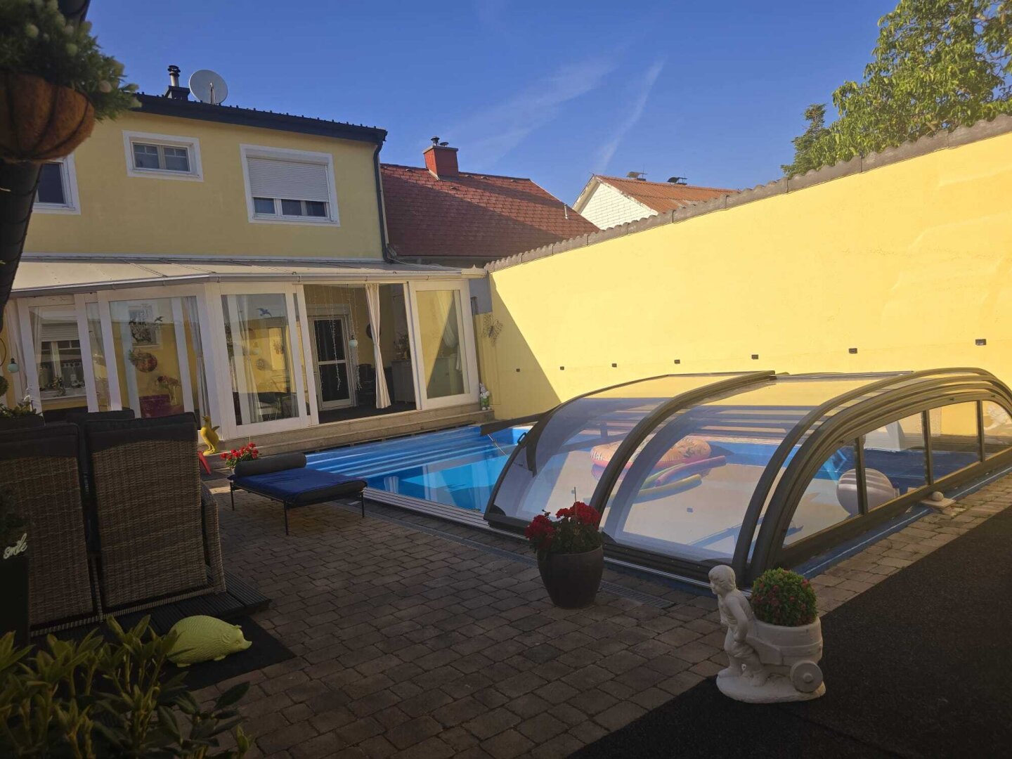 + EINFAMILIENHAUS / Grenze Deutsch Wagram + Grundstück 774m² + BEHEIZTER POOL MIT ÜBERDACHUNG  + GARAGE + CARPORT  + NÄHE S-BAHN +