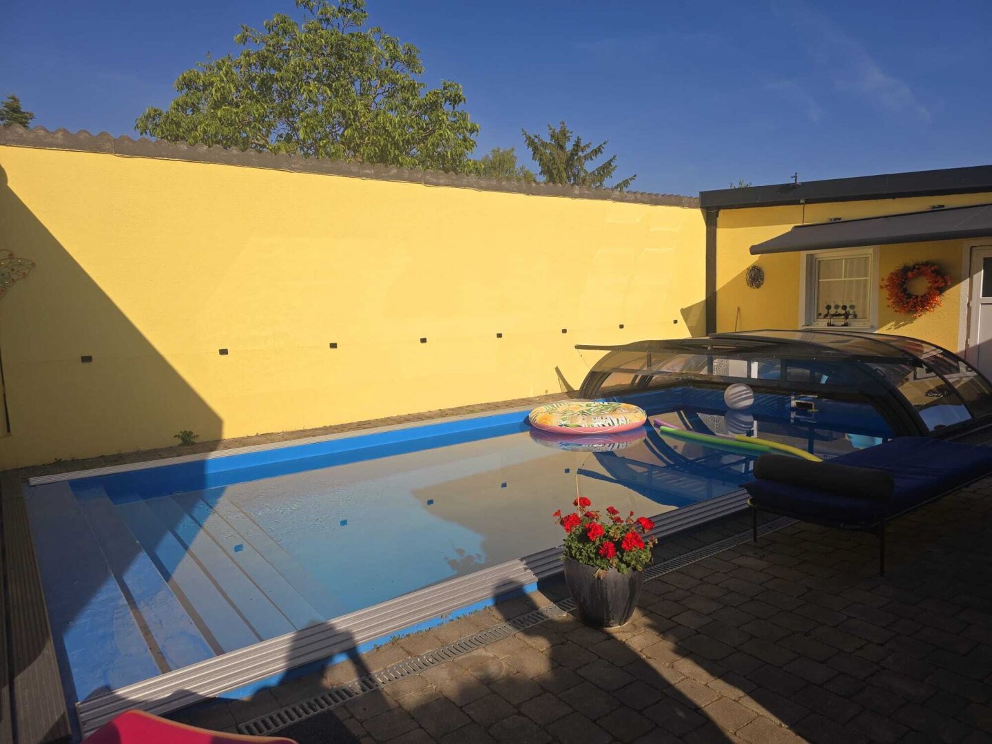 + EINFAMILIENHAUS / Grenze Deutsch Wagram + Grundstück 774m² + BEHEIZTER POOL MIT ÜBERDACHUNG  + GARAGE + CARPORT  + NÄHE S-BAHN +