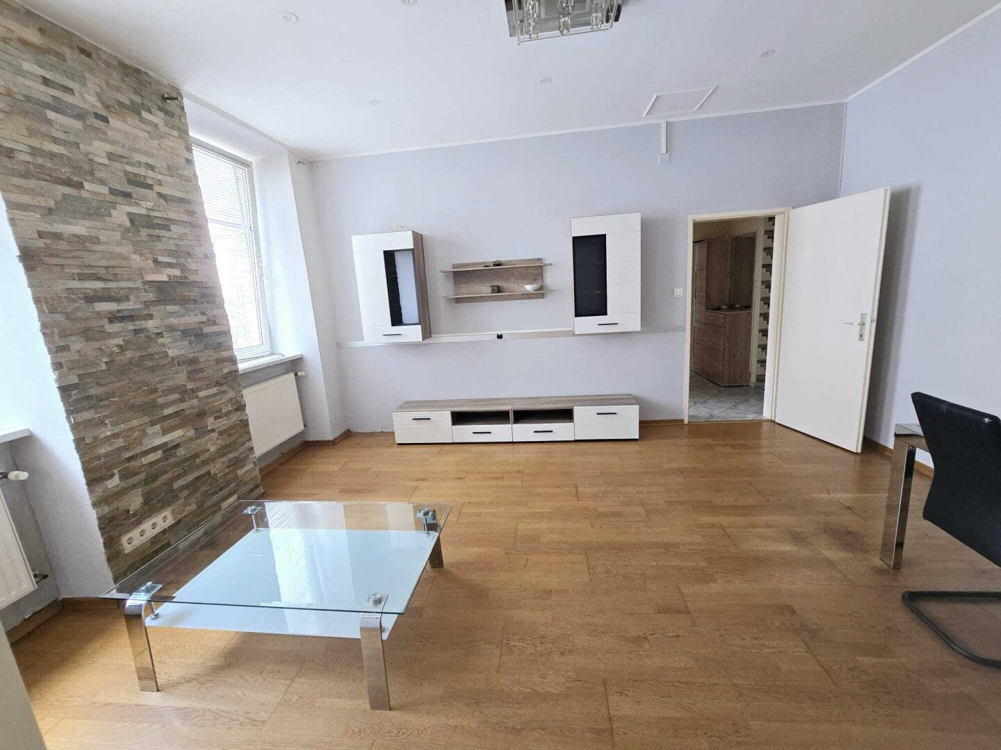 + NOTVERKAUF+ Großzügige ,gepflegte 81m2+ 4-Zimmer-Wohnung +2 Badezimmer +2 Küche um  €199.000-