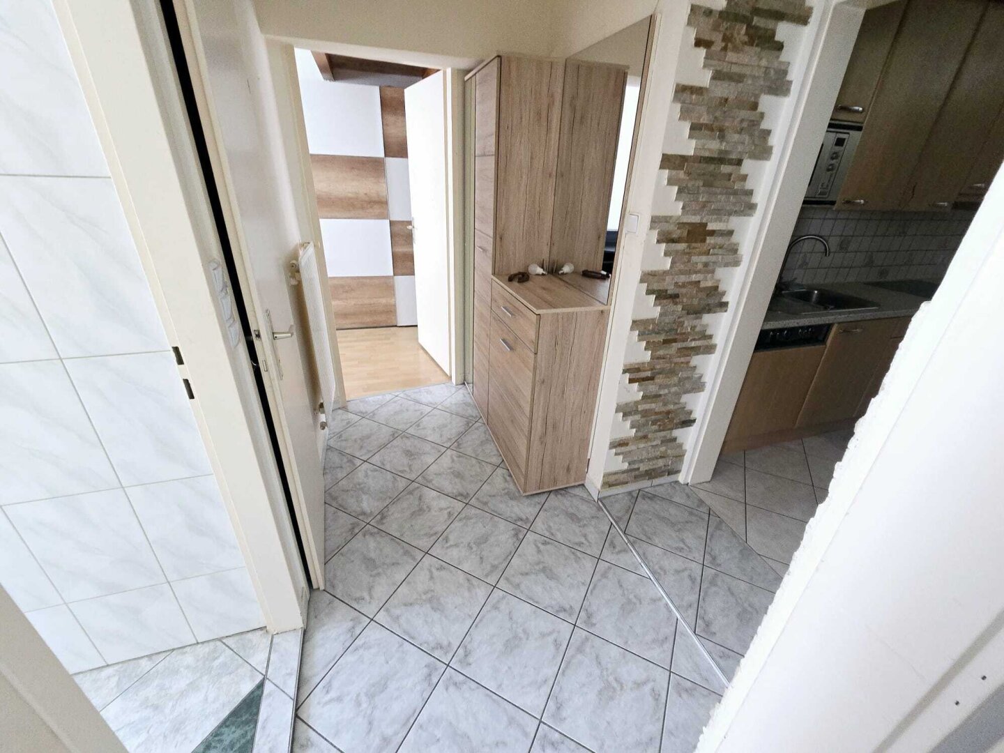 + NOTVERKAUF+ Großzügige ,gepflegte 81m2+ 4-Zimmer-Wohnung +2 Badezimmer +2 Küche um  €199.000-