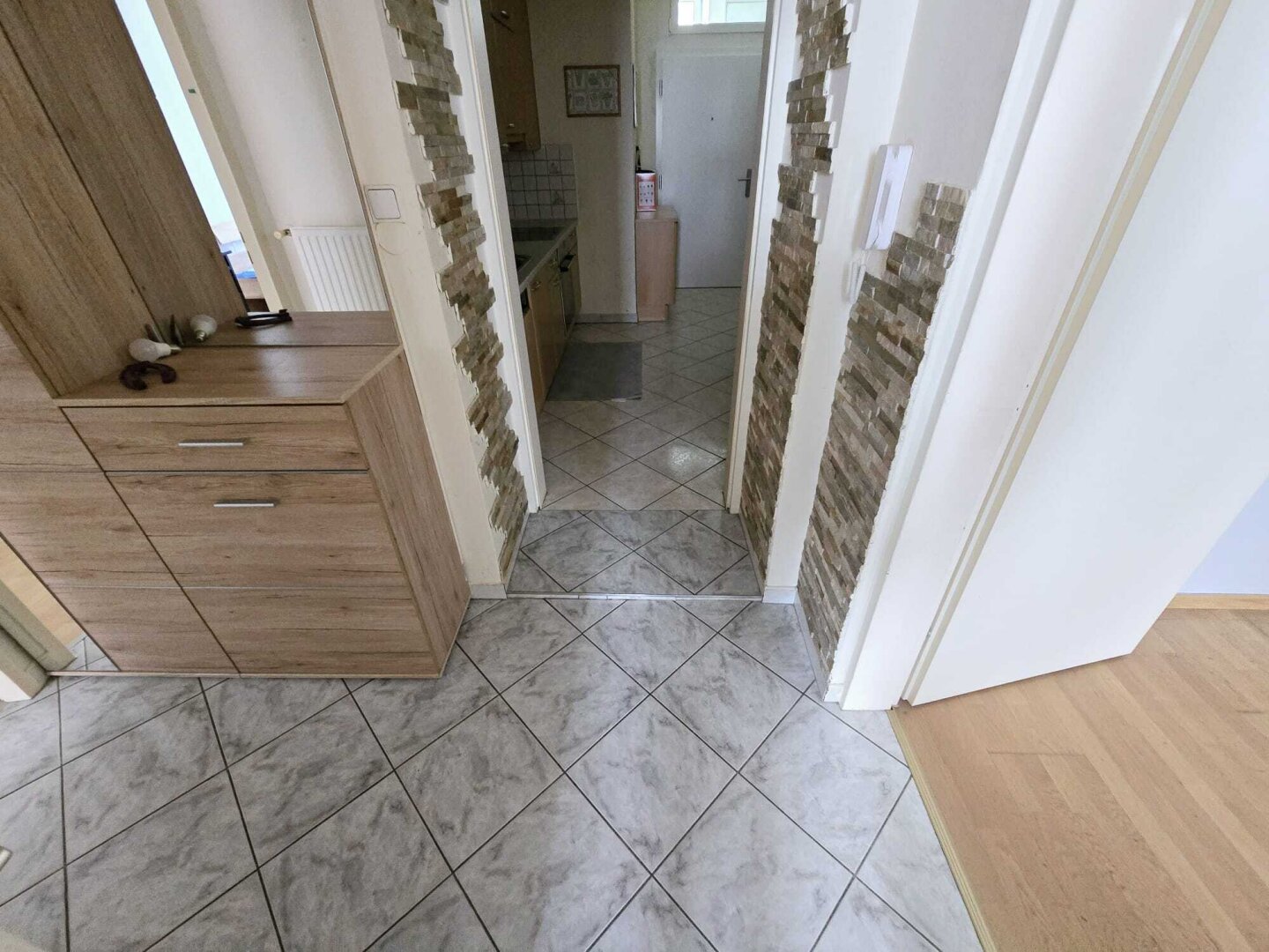 + NOTVERKAUF+ Großzügige ,gepflegte 81m2+ 4-Zimmer-Wohnung +2 Badezimmer +2 Küche um  €199.000-