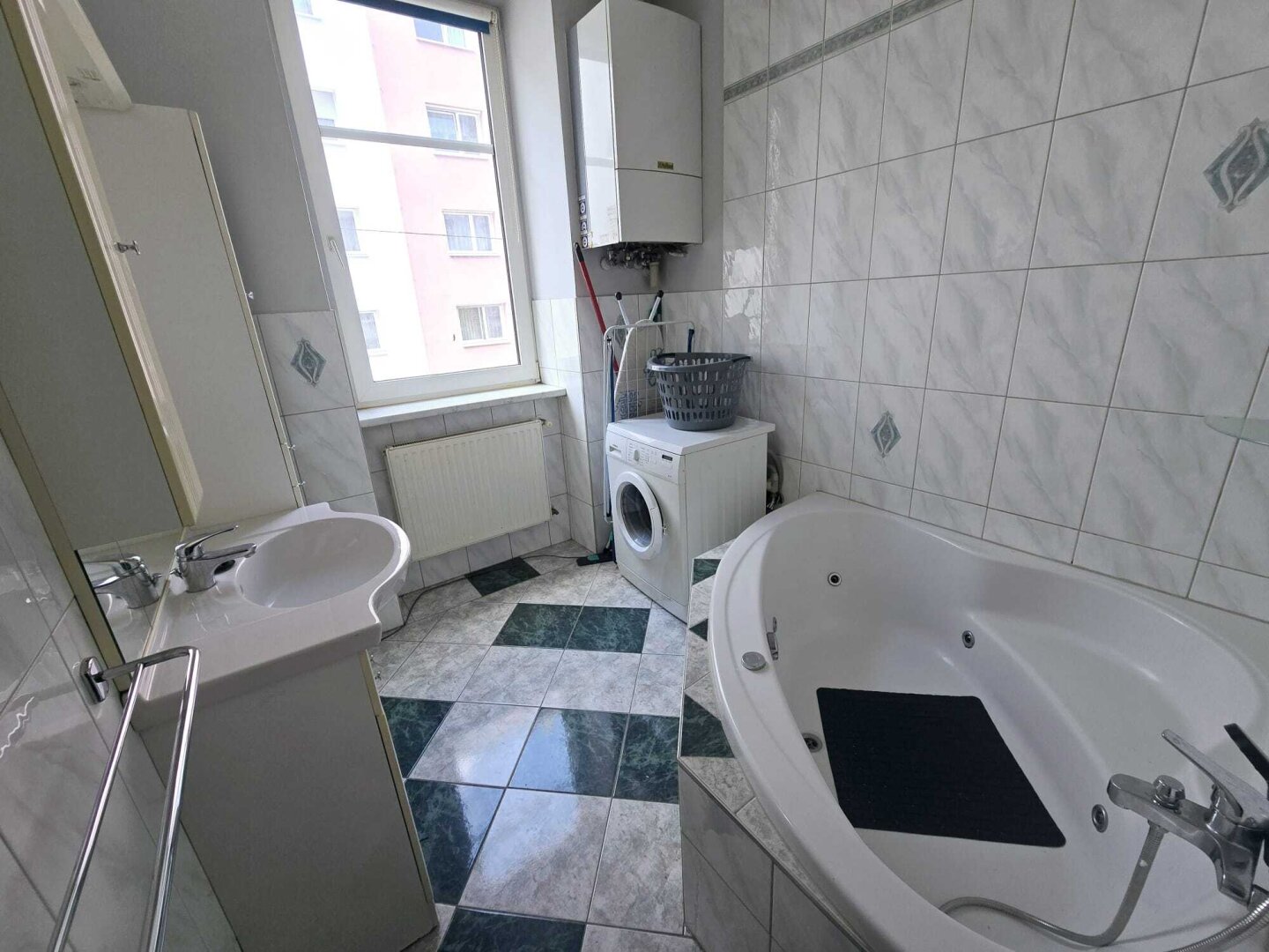 + NOTVERKAUF+ Großzügige ,gepflegte 81m2+ 4-Zimmer-Wohnung +2 Badezimmer +2 Küche um  €199.000-