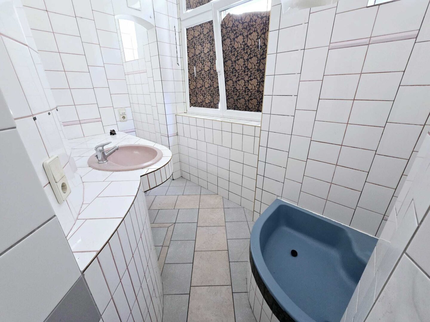 + NOTVERKAUF+ Großzügige ,gepflegte 81m2+ 4-Zimmer-Wohnung +2 Badezimmer +2 Küche um  €199.000-