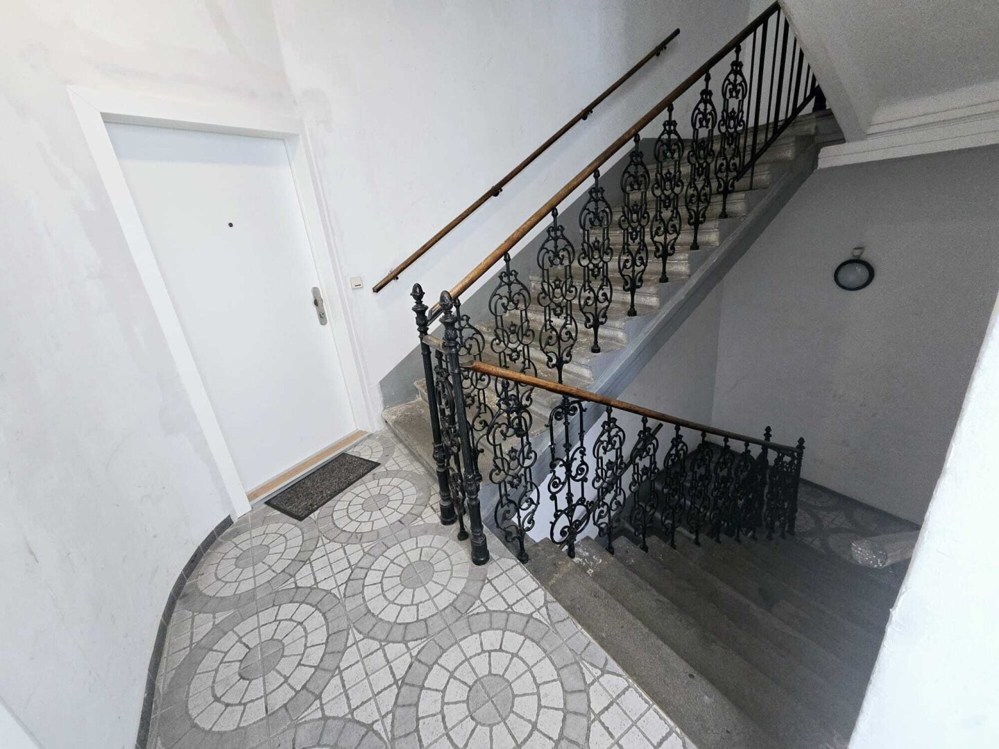 + NOTVERKAUF+ Großzügige ,gepflegte 81m2+ 4-Zimmer-Wohnung +2 Badezimmer +2 Küche um  €199.000-