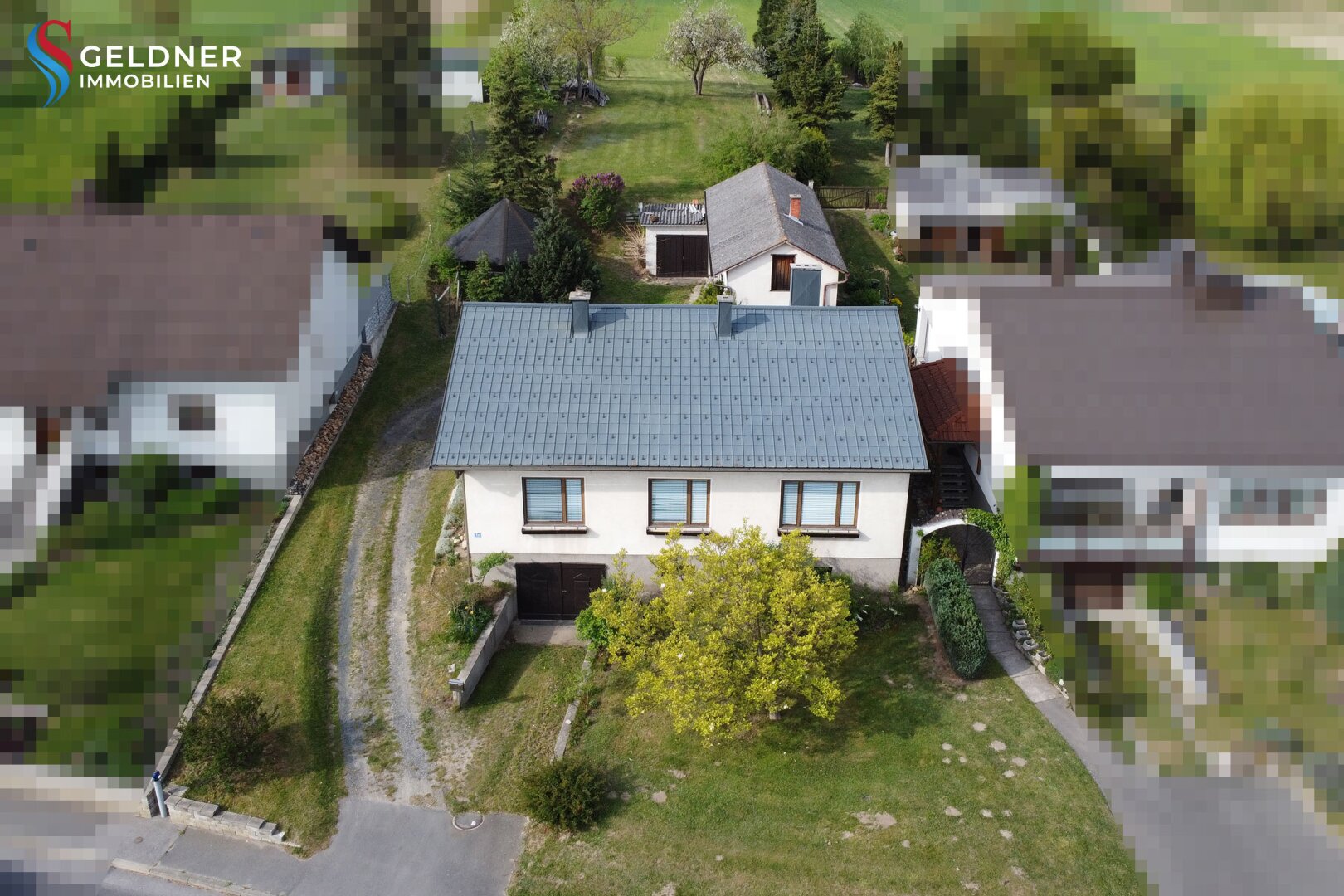 Solides Einfamilienhaus mit 3 Zimmer, Terrasse, großer Garten und 2 Garagen und Nebengebäude