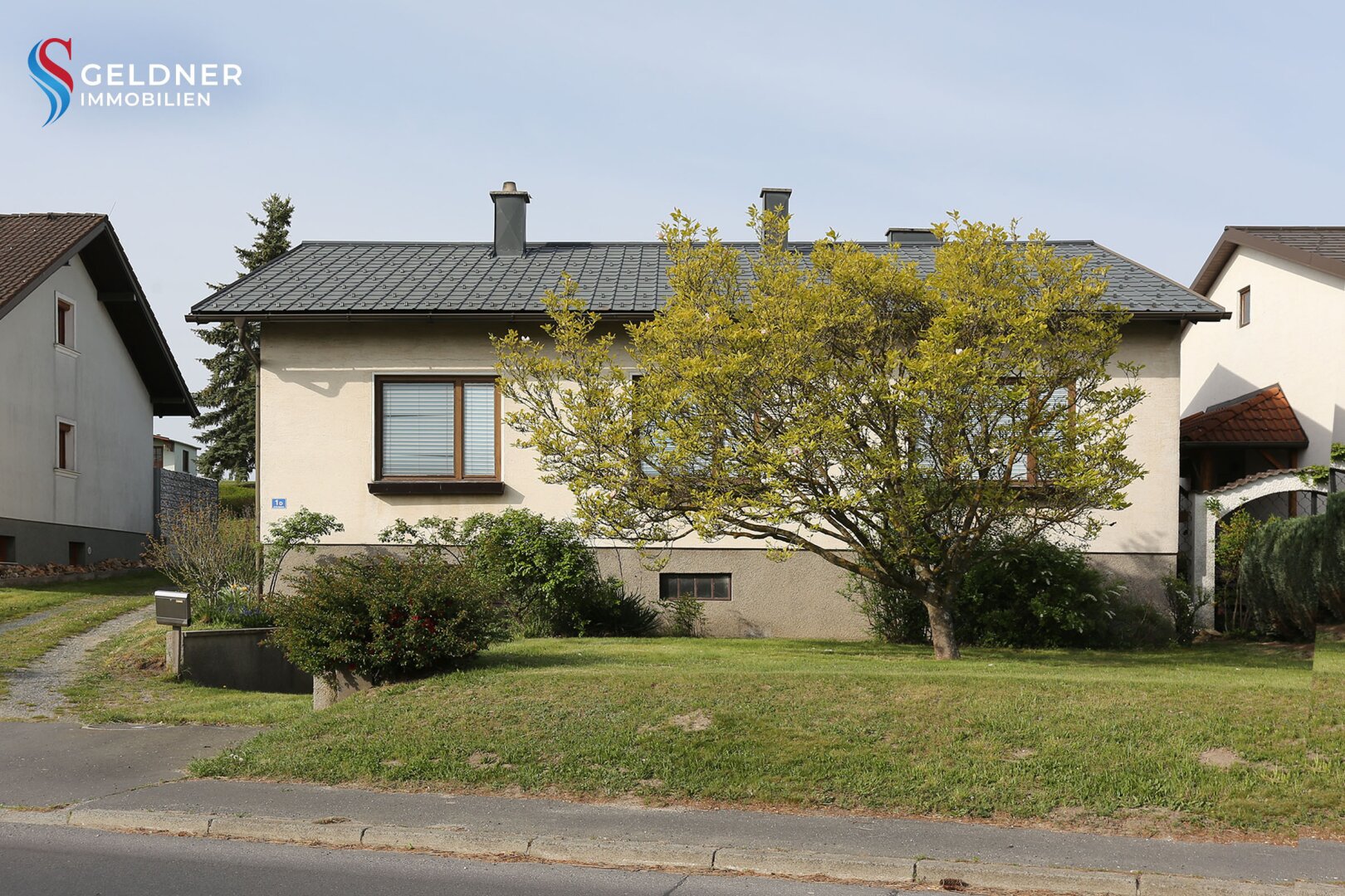 Solides Einfamilienhaus mit 3 Zimmer, Terrasse, großer Garten und 2 Garagen und Nebengebäude