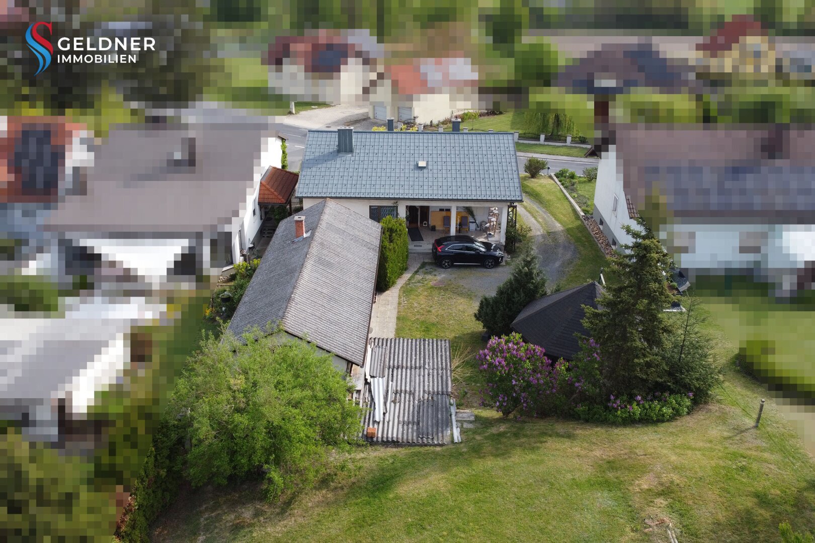 Solides Einfamilienhaus mit 3 Zimmer, Terrasse, großer Garten und 2 Garagen und Nebengebäude