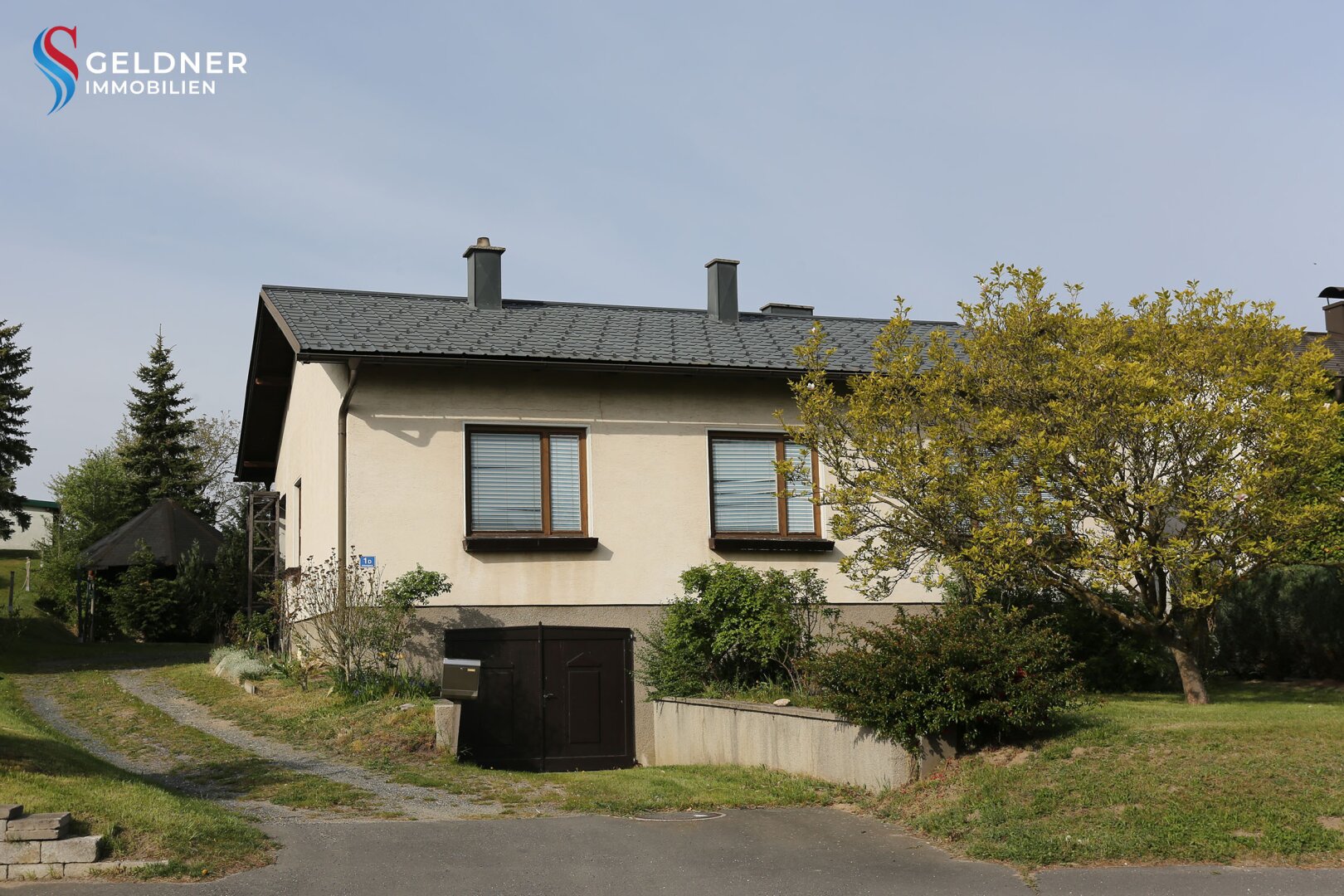 Solides Einfamilienhaus mit 3 Zimmer, Terrasse, großer Garten und 2 Garagen und Nebengebäude