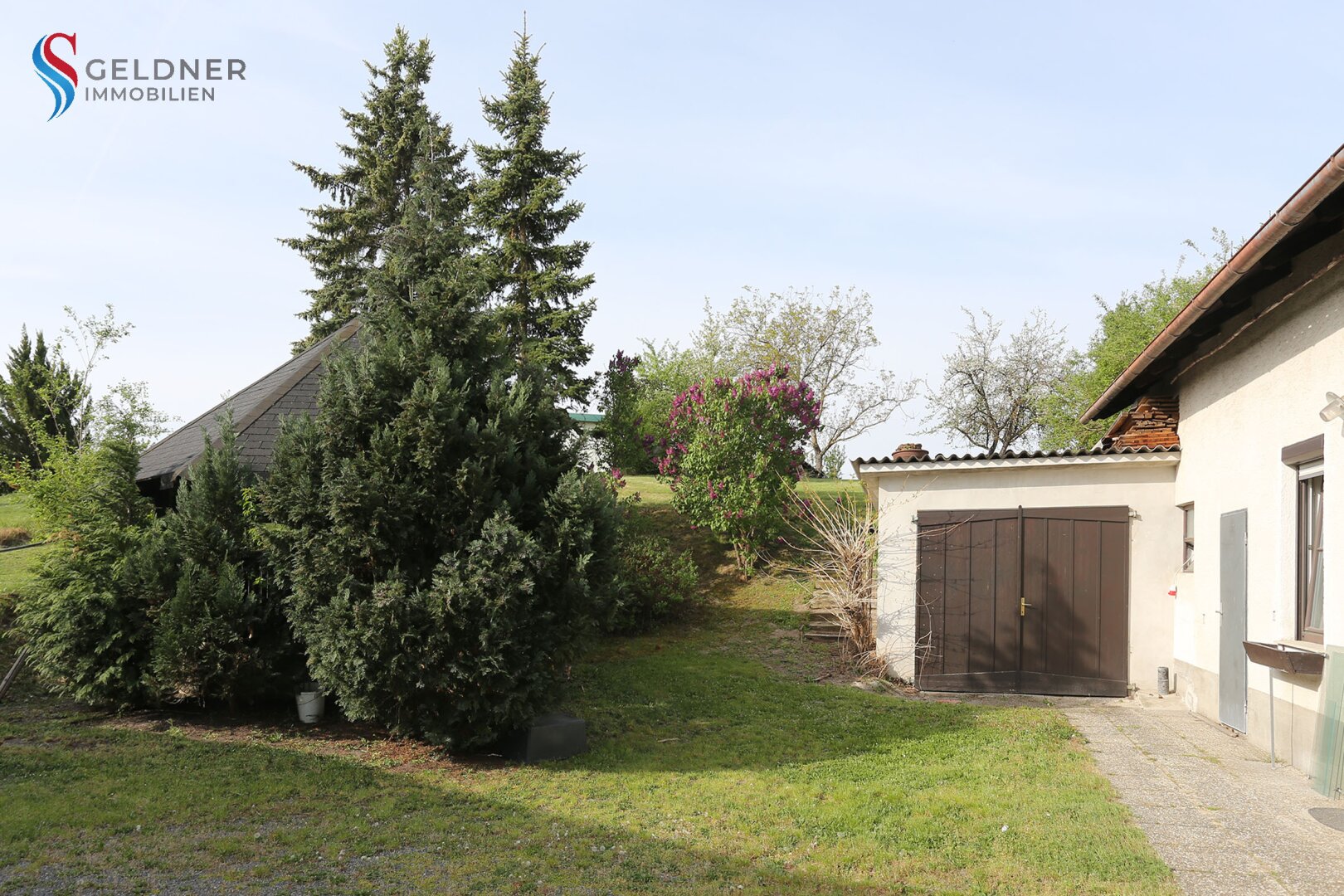 Solides Einfamilienhaus mit 3 Zimmer, Terrasse, großer Garten und 2 Garagen und Nebengebäude