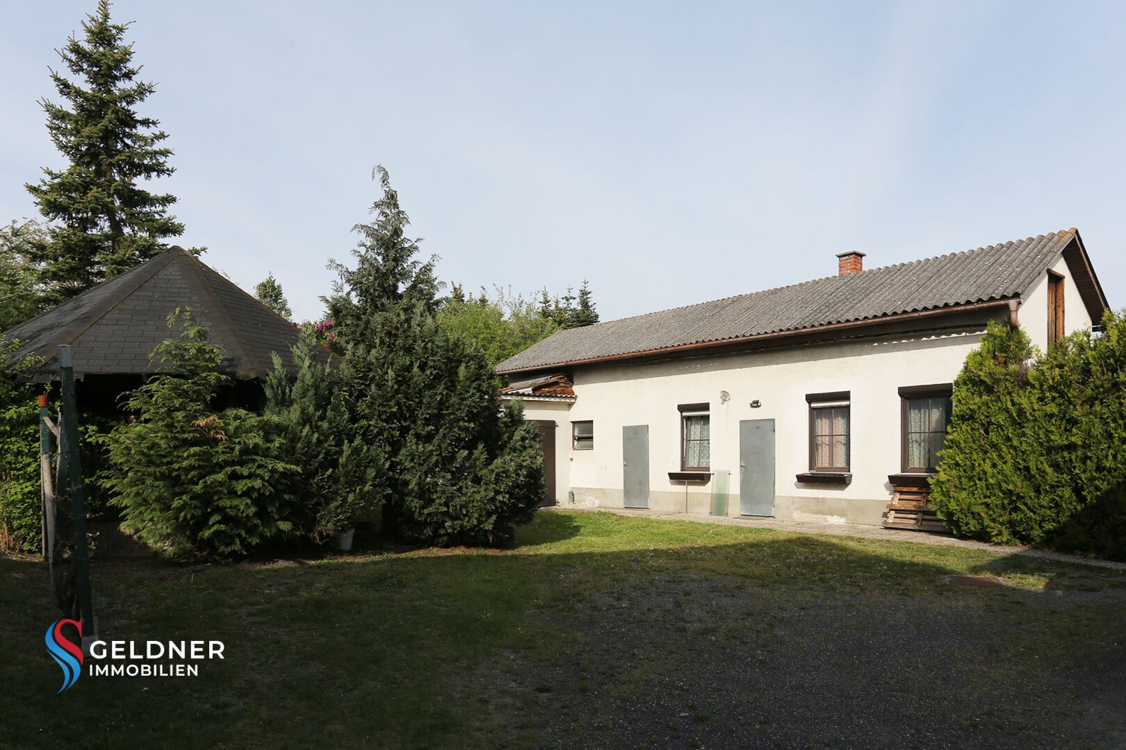 Solides Einfamilienhaus mit 3 Zimmer, Terrasse, großer Garten und 2 Garagen und Nebengebäude