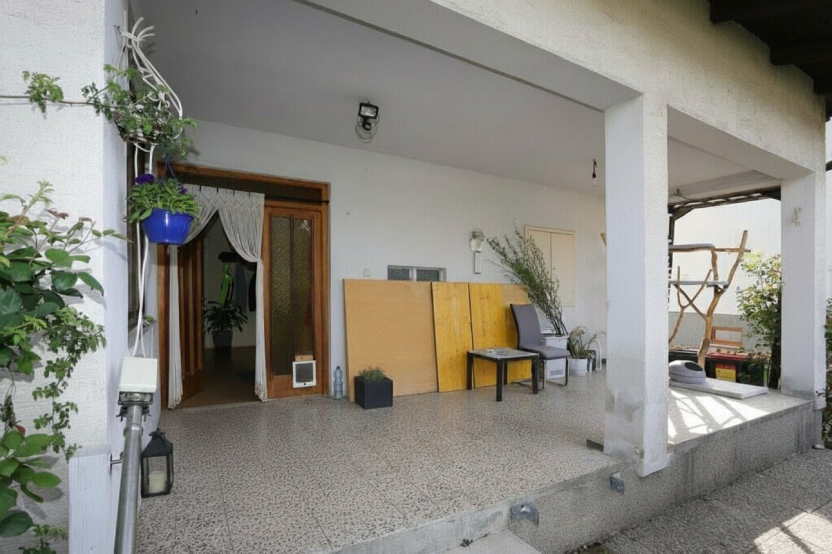 Solides Einfamilienhaus mit 3 Zimmer, Terrasse, großer Garten und 2 Garagen und Nebengebäude
