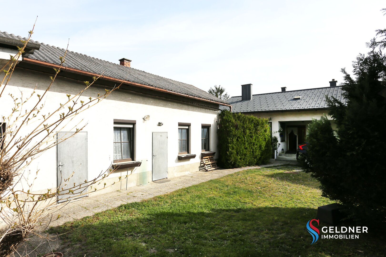 Solides Einfamilienhaus mit 3 Zimmer, Terrasse, großer Garten und 2 Garagen und Nebengebäude