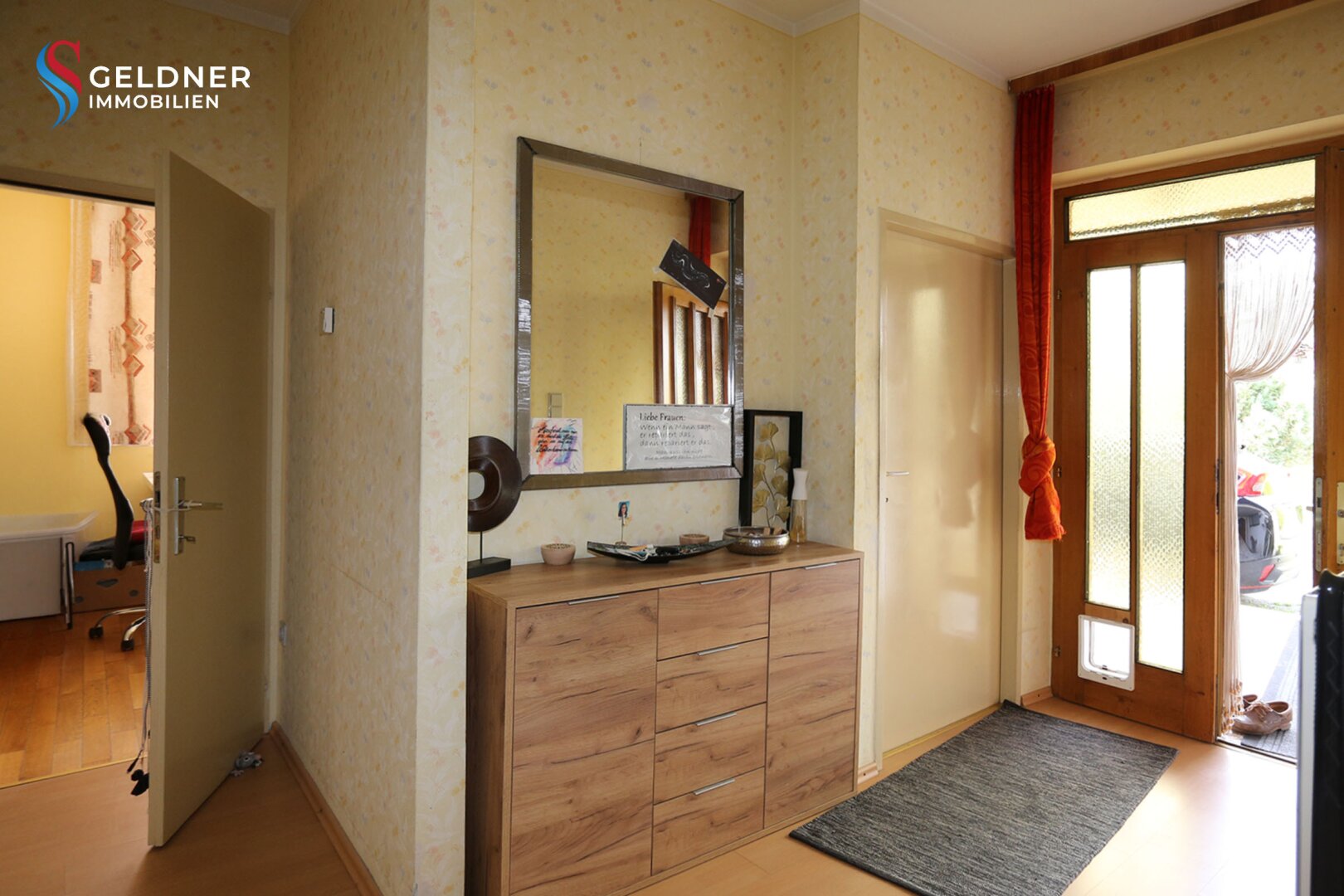 Solides Einfamilienhaus mit 3 Zimmer, Terrasse, großer Garten und 2 Garagen und Nebengebäude