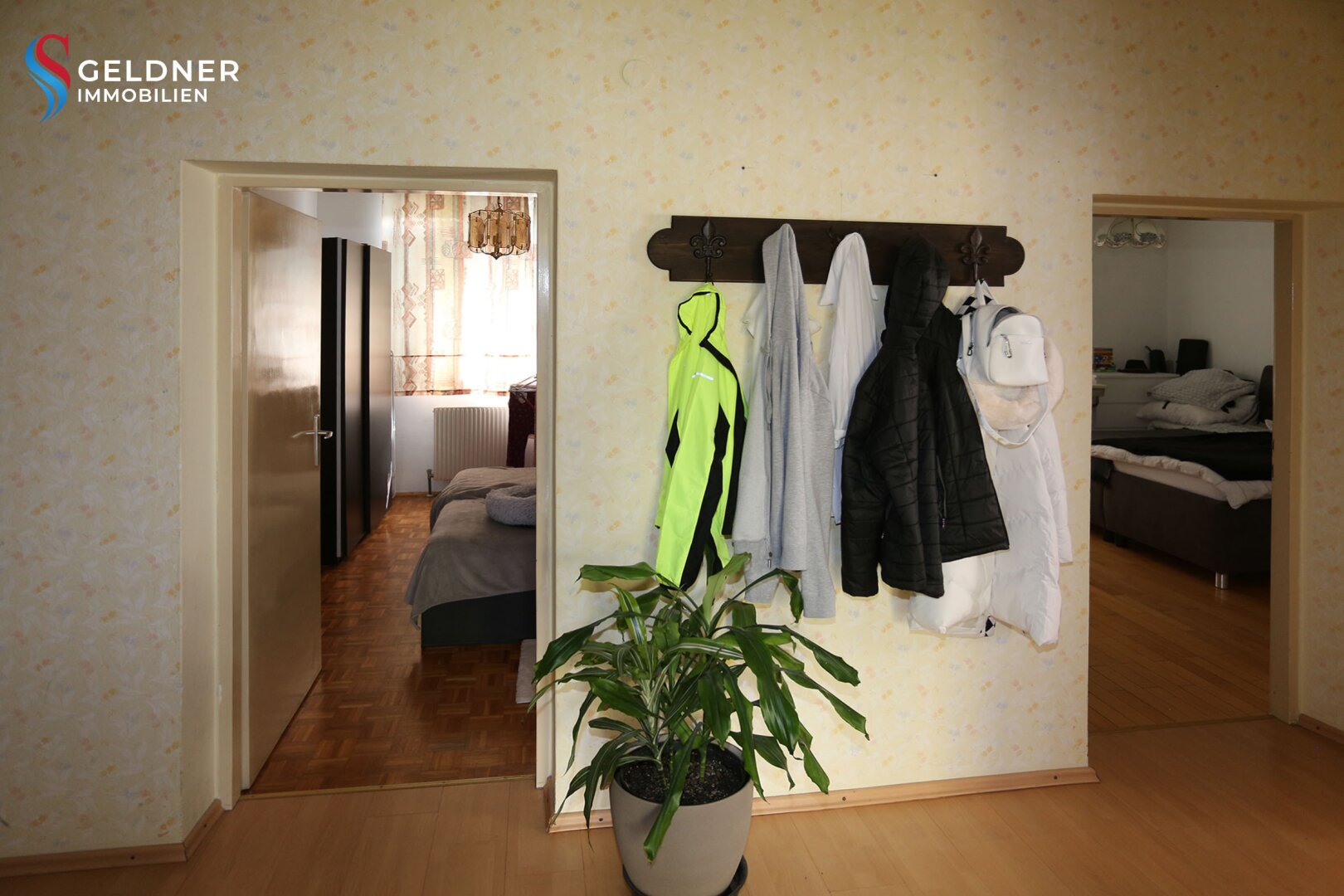 Solides Einfamilienhaus mit 3 Zimmer, Terrasse, großer Garten und 2 Garagen und Nebengebäude
