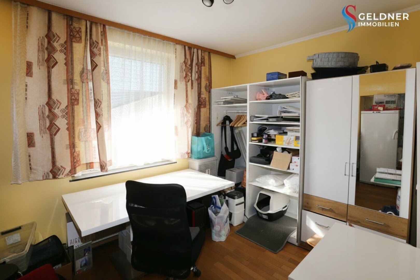 Solides Einfamilienhaus mit 3 Zimmer, Terrasse, großer Garten und 2 Garagen und Nebengebäude