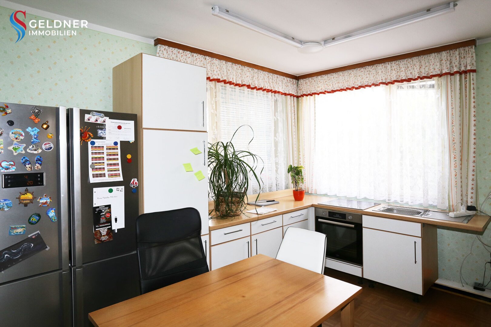 Solides Einfamilienhaus mit 3 Zimmer, Terrasse, großer Garten und 2 Garagen und Nebengebäude