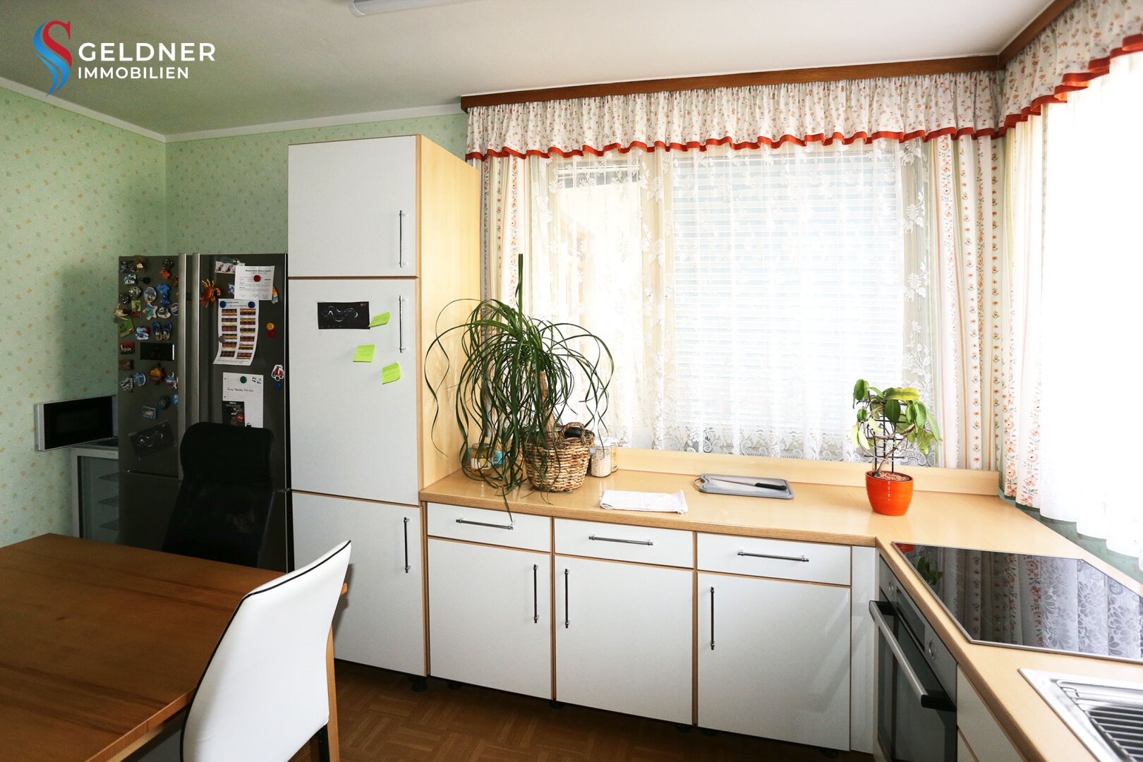 Solides Einfamilienhaus mit 3 Zimmer, Terrasse, großer Garten und 2 Garagen und Nebengebäude