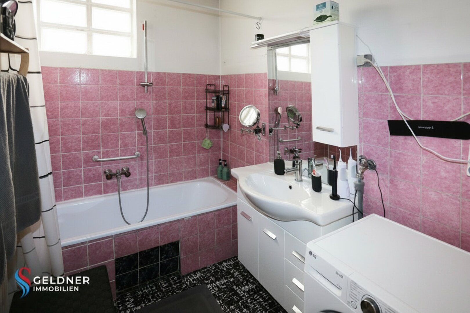 Solides Einfamilienhaus mit 3 Zimmer, Terrasse, großer Garten und 2 Garagen und Nebengebäude