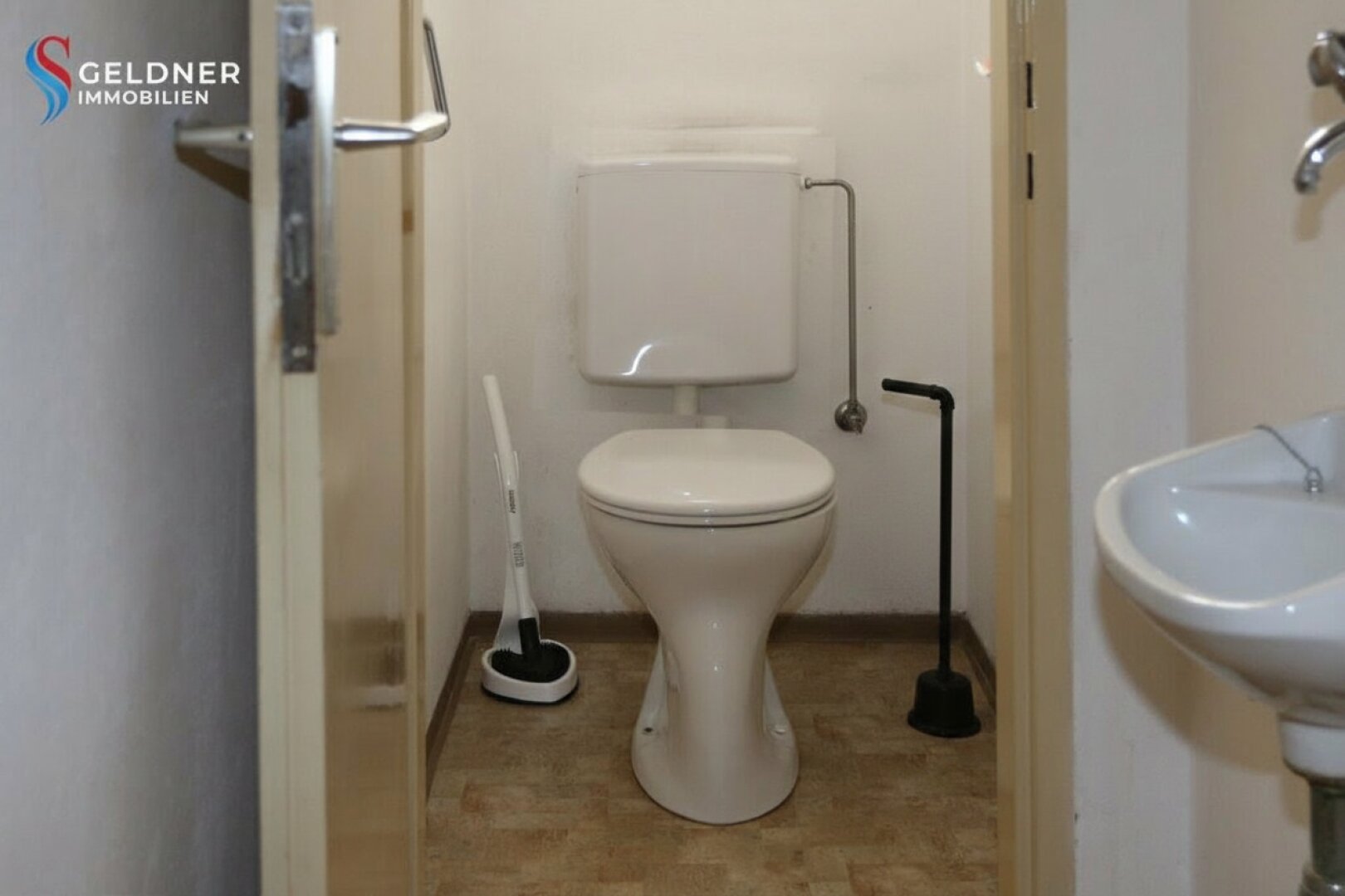 Solides Einfamilienhaus mit 3 Zimmer, Terrasse, großer Garten und 2 Garagen und Nebengebäude