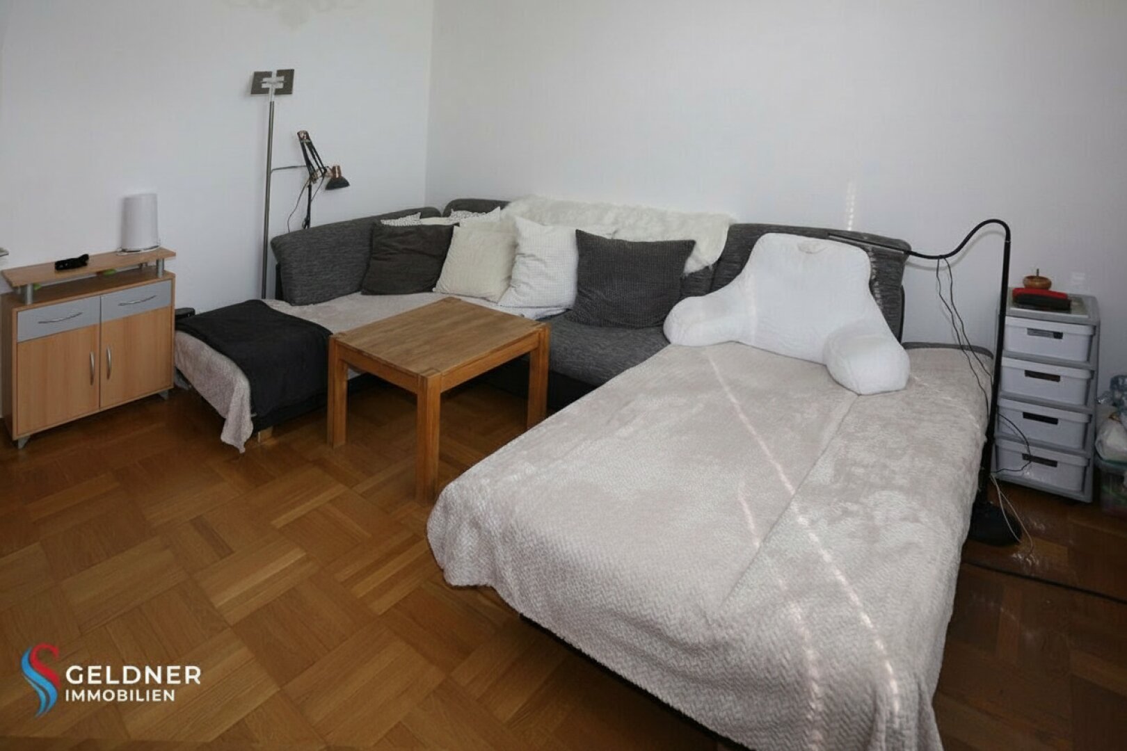 Solides Einfamilienhaus mit 3 Zimmer, Terrasse, großer Garten und 2 Garagen und Nebengebäude