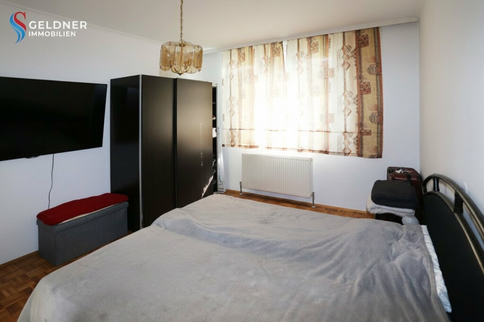 Solides Einfamilienhaus mit 3 Zimmer, Terrasse, großer Garten und 2 Garagen und Nebengebäude