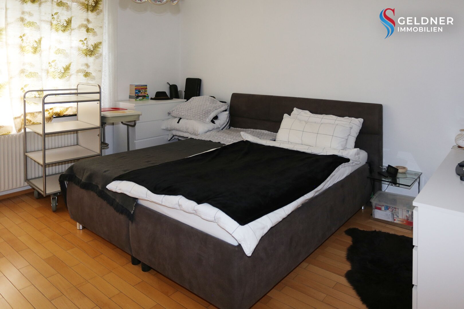 Solides Einfamilienhaus mit 3 Zimmer, Terrasse, großer Garten und 2 Garagen und Nebengebäude