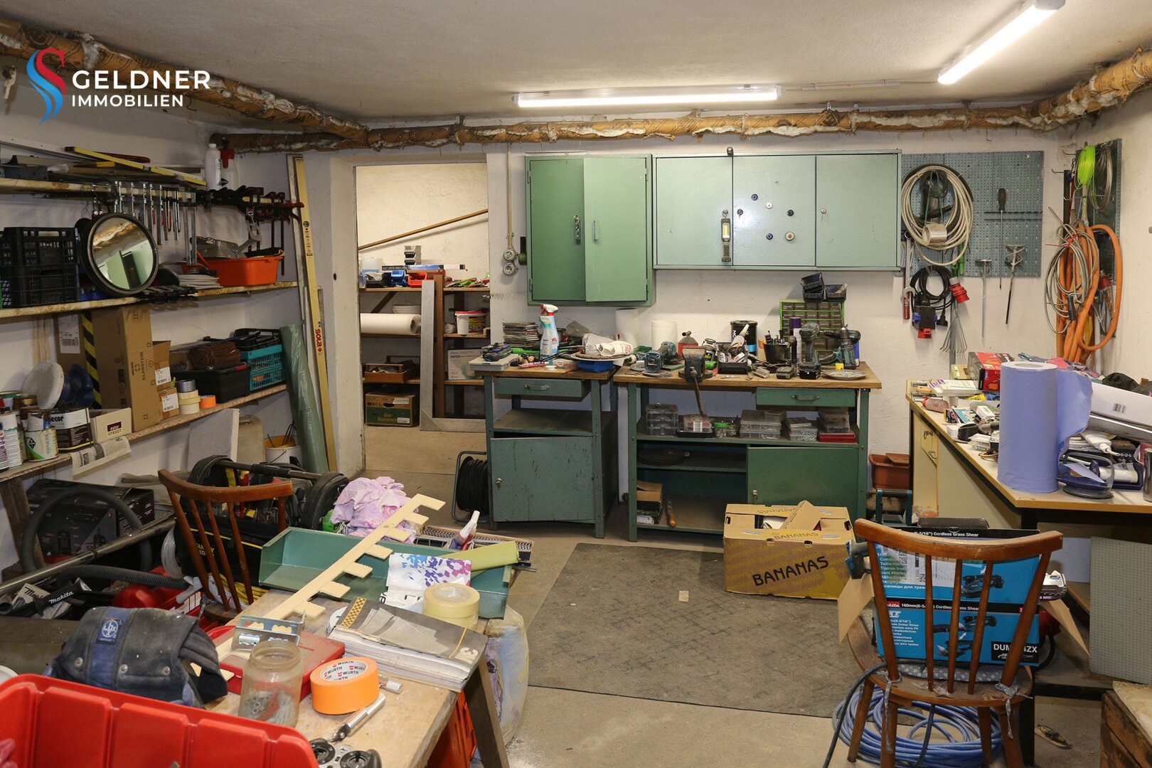 Solides Einfamilienhaus mit 3 Zimmer, Terrasse, großer Garten und 2 Garagen und Nebengebäude
