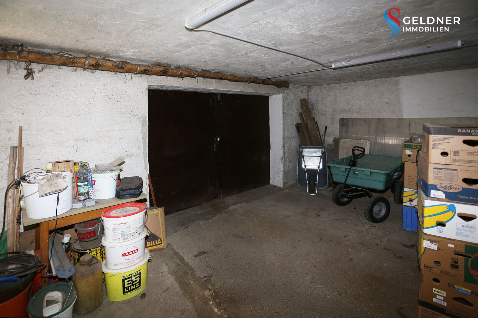 Solides Einfamilienhaus mit 3 Zimmer, Terrasse, großer Garten und 2 Garagen und Nebengebäude