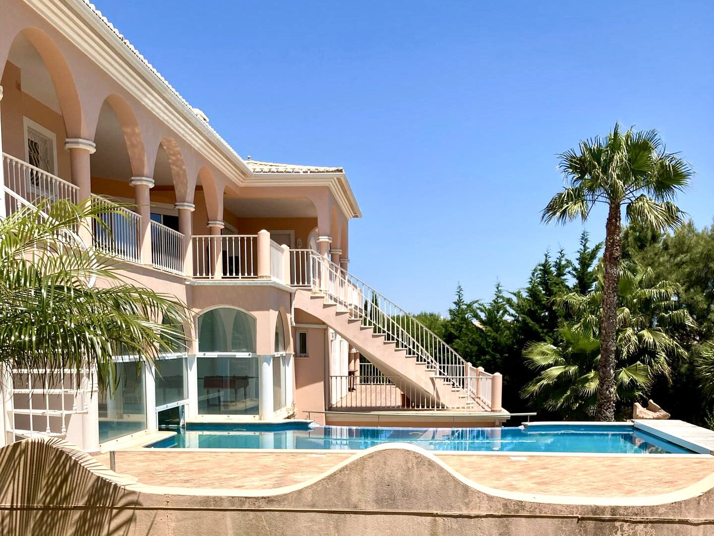 Uneinsehbare Villa mit Terrassen und großem Garten, Swimmingpool und Meerblick