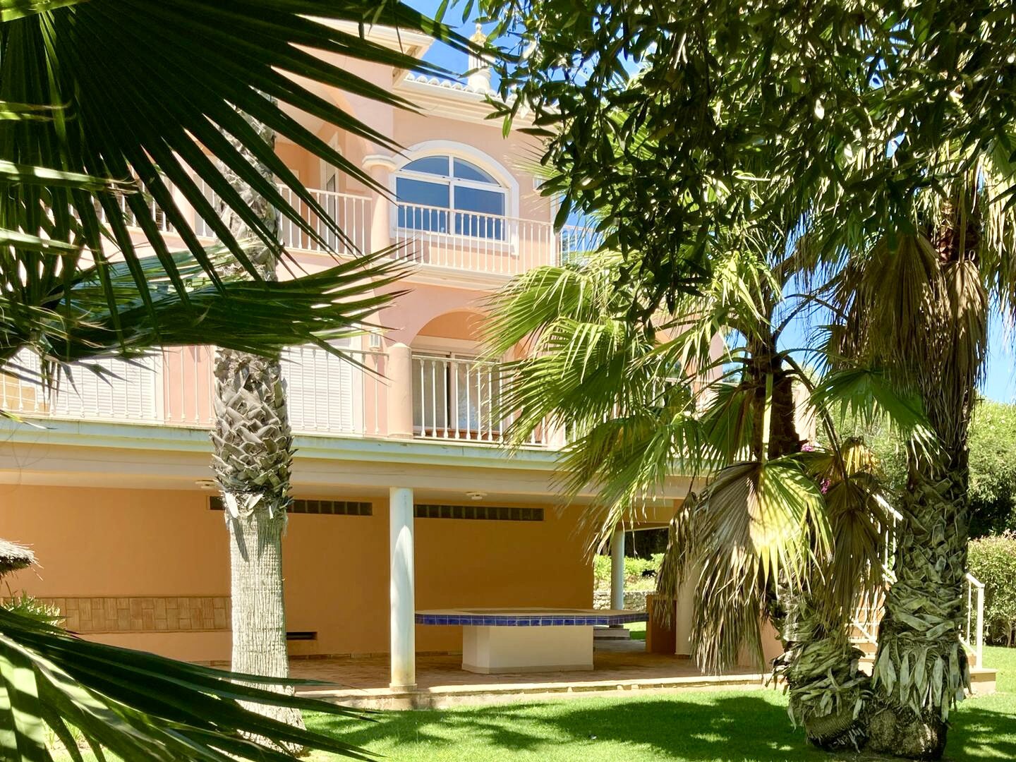 Uneinsehbare Villa mit Terrassen und großem Garten, Swimmingpool und Meerblick