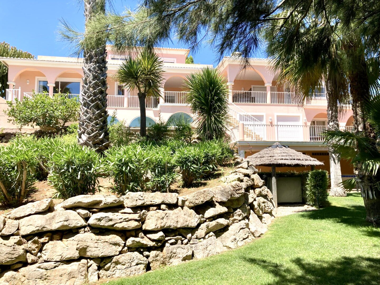 Uneinsehbare Villa mit Terrassen und großem Garten, Swimmingpool und Meerblick