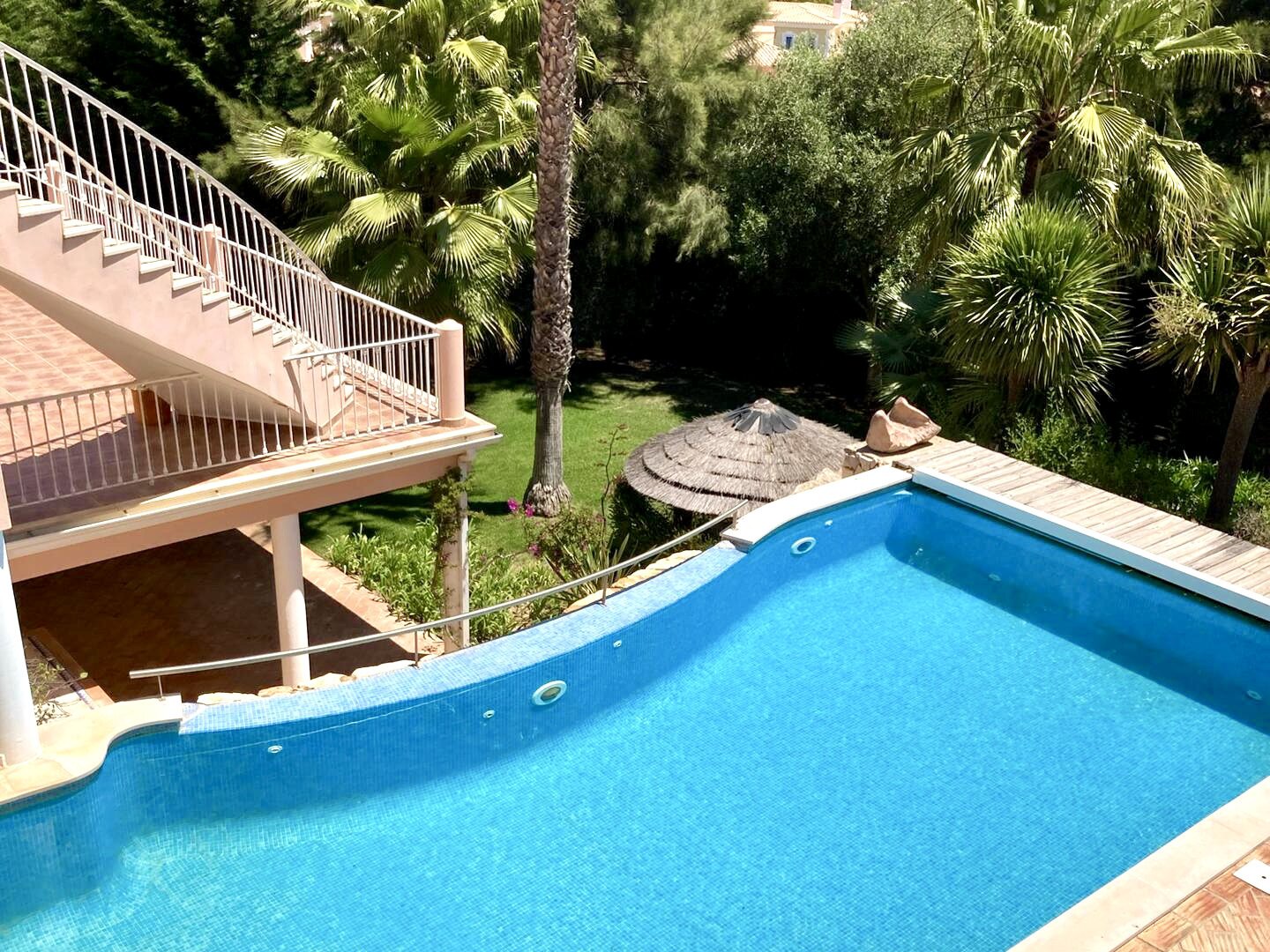Uneinsehbare Villa mit Terrassen und großem Garten, Swimmingpool und Meerblick