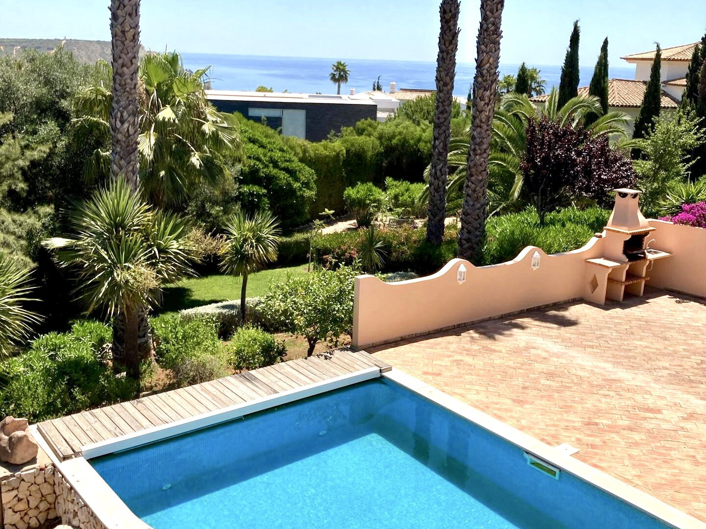 Uneinsehbare Villa mit Terrassen und großem Garten, Swimmingpool und Meerblick