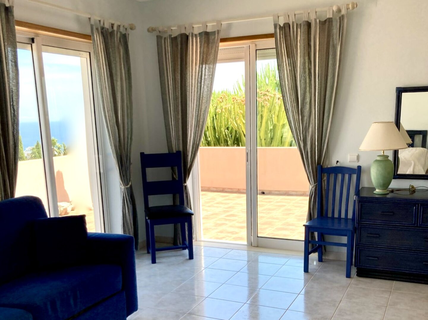 Uneinsehbare Villa mit Terrassen und großem Garten, Swimmingpool und Meerblick