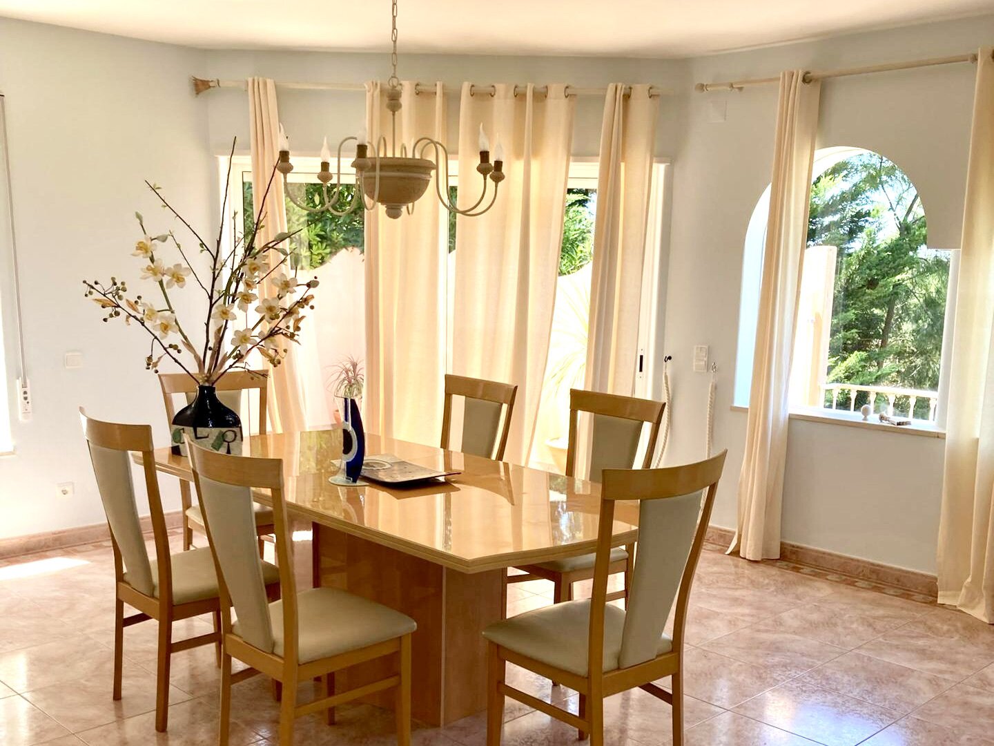 Uneinsehbare Villa mit Terrassen und großem Garten, Swimmingpool und Meerblick
